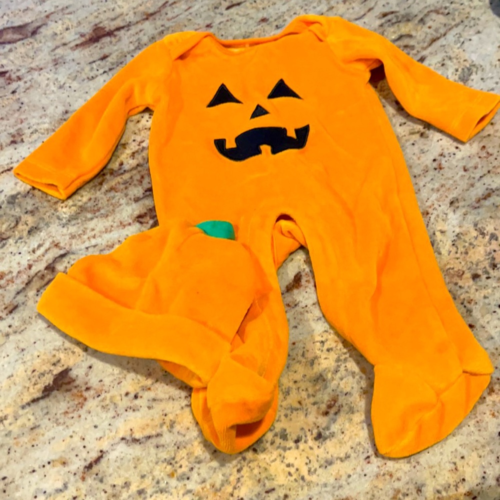Cute pumpkin Halloween costume for a baby with matching hat:) 3 months